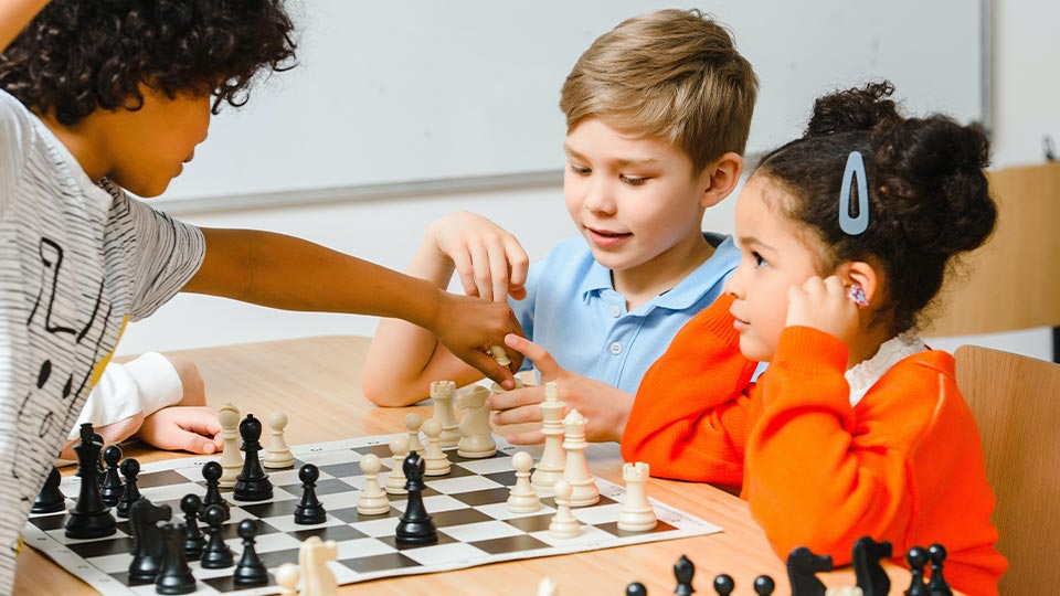 Kinder spielen Schach